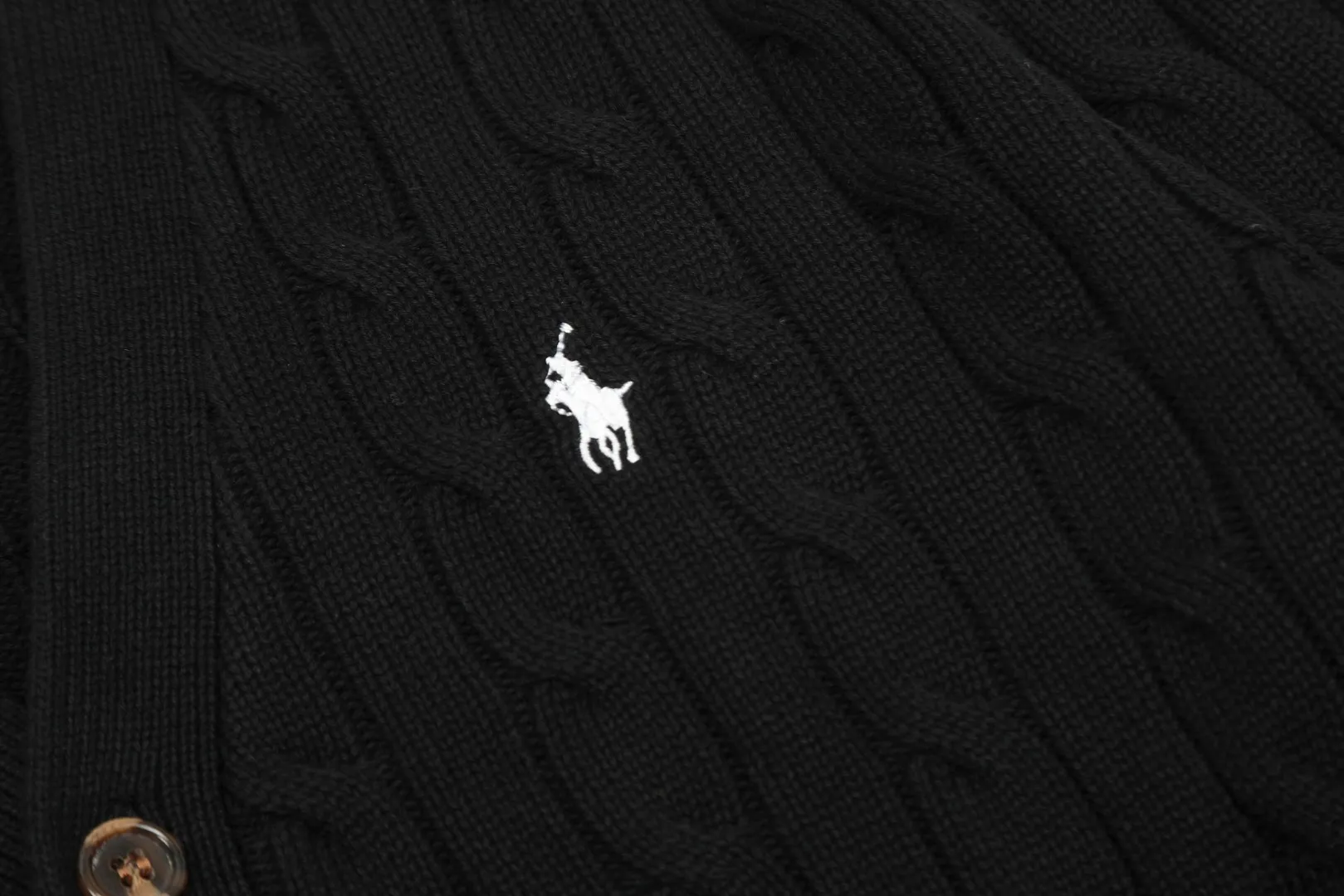 🅿️270 "Top quality" Style number: DS013# [Ralph Lauren V-neck solid color pony embroidered logo twist knitted cardigan] ✅Ralph Lauren classic basic versatile all-season couple knitted cardigan jacket ✅Main supplier platform live broadcast Wholesale entity Replacement if out of stock No removal from shelves ✅ZP quality 1:1 version Scan the code to enter the GF website Counter quality ✅Detailed quality The only one in Guangzhou Imported quality cotton yarn Focusing on high-end, cost-effective, good quality, needless to say. ✅The version is restored to the original. The maximum size can be worn up to 200 pounds. Loose, comfortable and stress-free. ✅The upper body is simple and easy to match. A must-have for ootd. Good-looking clothes are never picky. A must-have for couples with the same style. Size: S-XL. Color: black, navy, off-white, gray, light blue, khaki.